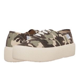 New COOL PLANET By Steve Madden Camo Sneakers